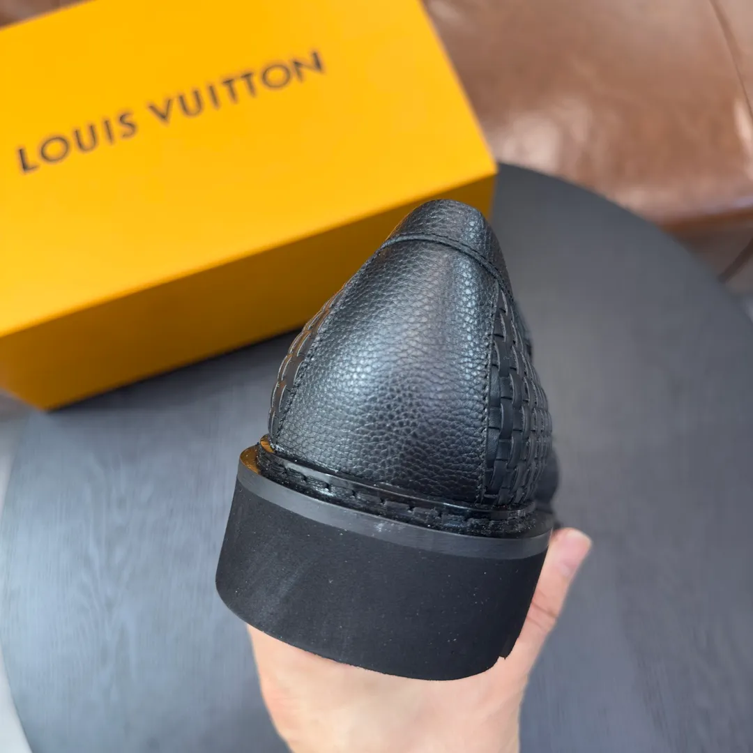 [L Home] P: 820💰 Size: 39-44 (customized at 38.45) Original Lv official website men's casual leather shoes, top-quality original replica, - Upper: 🔝cowhide weaving technology, Nappa cowhide, shoe body sewn with brand logo - Inner: cowhide, foot pad; water-dyed cowhide - Outsole: TPR·rubber foam; two-color molded outsole -Ultra-high quality control and fine workmanship: highlight (high-end, extravagance, class)